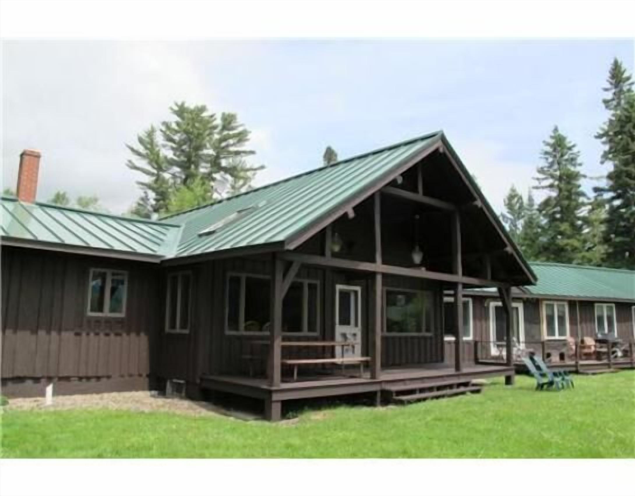 SBLL 25 - Spacious cottage in the Saddleback Lake Lodge cottage community.