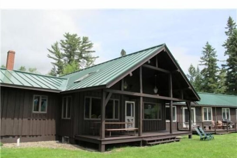 SBLL 25 - Spacious cottage in the Saddleback Lake Lodge cottage community.