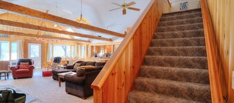 Geräumiges Ferienhaus in der Saddleback Lake Lodge Hütte Gemeinschaft.