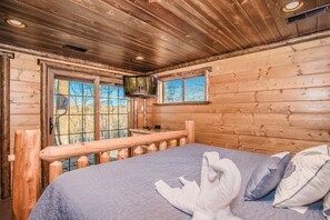 2 bedrooms, iron/ironing board, free WiFi, bed sheets - Birds Perch View: Mtn Views, hot tub, Wifi, yard, fire pit, near Attractions (Sevierville)