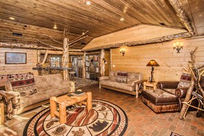 Interior - Birds Perch View: Mtn Views, hot tub, Wifi, yard, fire pit, near Attractions (Sevierville)