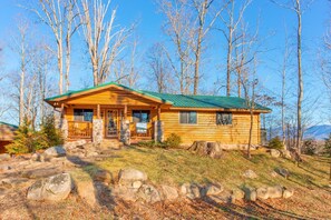 Exterior - Birds Perch View: Mtn Views, hot tub, Wifi, yard, fire pit, near Attractions (Sevierville)