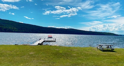 🐾Greenvale Cove 7 - Loon's Ruhe - Greenvale Cove on Rangeley Lake, dog friendly