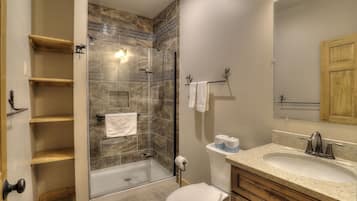 Een douche, handdoeken