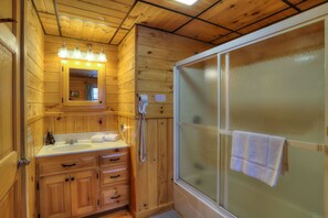 Combined shower/bathtub, towels - 🐾Gutsell's Cabin - Log home in private setting near Mooselookmeguntic Lake, dog friendly (Rangeley)