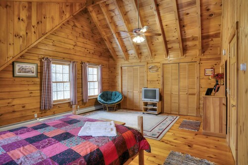 🐾Gutsell's Cabin - Log home in private setting near Mooselookmeguntic Lake, dog friendly