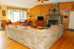 Smart TV, fireplace, DVD player, stereo