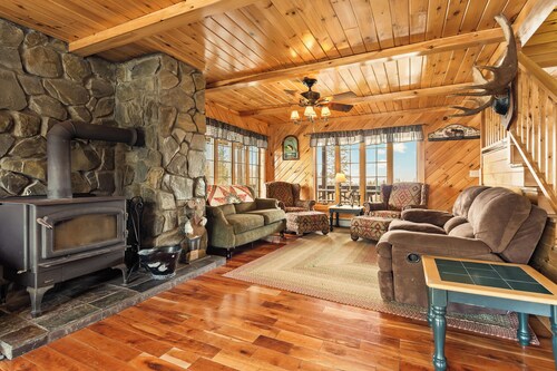 Hart | Beautiful family getaway located just three miles from downtown Rangeley