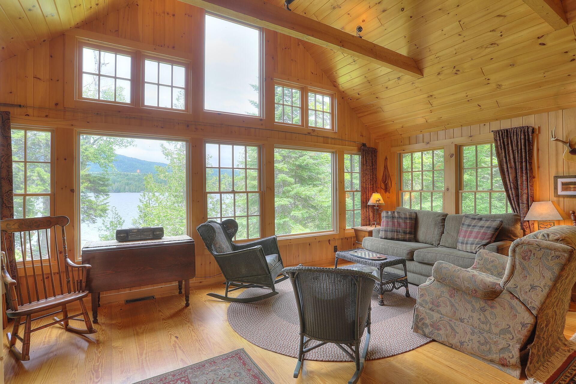 Télévision, lecteur de DVD, chaîne hi-fi