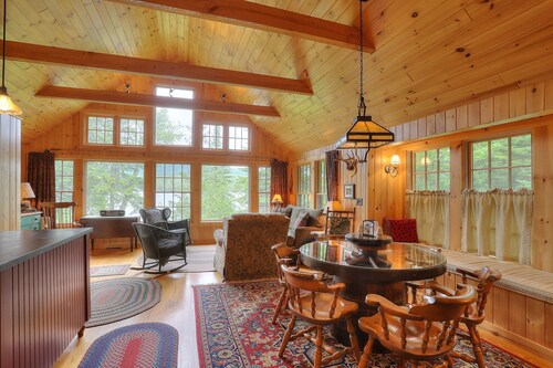 Hiljainen, yksinäinen ihastuttava leirin Loon Lake