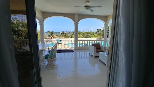Large 6 bedroom, Luxury Villa with Pool, Ocean View, Fully Staffed, Near Beach!