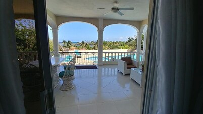 Large 6 bedroom, Luxury Villa with Pool, Ocean View, Fully Staffed, Near Beach!