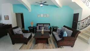 Una Smart TV, un reproductor de DVD, libros, un reproductor estéreo