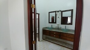 Dusche, Haartrockner, Bidet, Handtücher