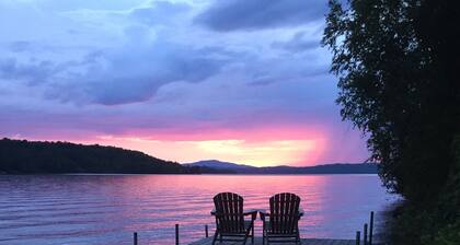 Hiljainen ja Serene, joka sijaitsee 1,5 hehtaarin keskuudessa kuuden muun hytin rinteessä Greenvale Cove