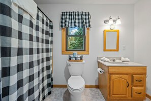 Shower, towels - Our Camp - Great newer cabin with shared access to Rangeley Lake (Rangeley)