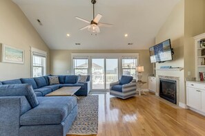 Televisión, chimenea y reproductor de DVD