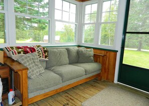 Tv, dvd-spelare och böcker