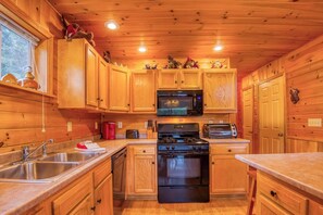 Fridge, microwave, oven, stovetop - Mahara 2 - Spacious home with access to Rangeley Lake and the snowmobile trails. (Rangeley)