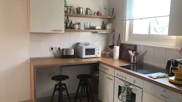 Frigorífico, microondas, horno y placa de cocina