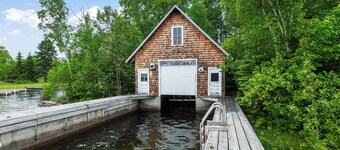 🐾Edgewater - Private dog friendly home on Rangeley Lake, just minutes from downtown