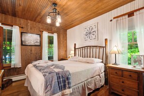 4 bedrooms, WiFi, bed sheets - 🐾Edgewater - Private dog friendly home on Rangeley Lake, just minutes from downtown (Rangeley)