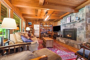 Tv, eldstad och en stereo