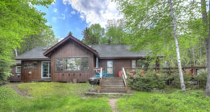 🐾Boyd - Rustic, spacious, dog friendly home on Mooselookmeguntic Lake