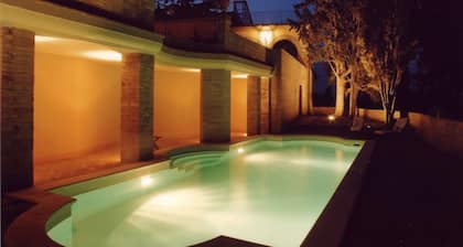 Villa de lujo con personal completo, piscina privada y descuentos de verano