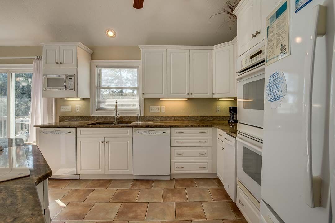 大型冷蔵庫、電子レンジ、オーブン、コンロ