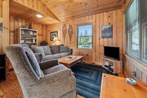 Una Smart TV, un reproductor de DVD, un futbolín, libros