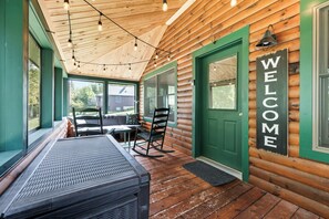Outdoor dining - Niboban Cabin 7 - Nice cabin on Rangeley Lake in the Niboban cottage community (Rangeley)