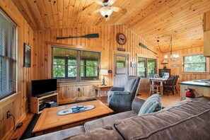 Una Smart TV, un reproductor de DVD, un futbolín, libros