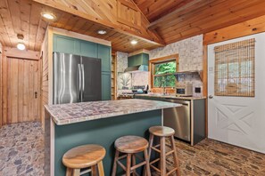 Kylskåp, mikrovågsugn, ugn och spishäll