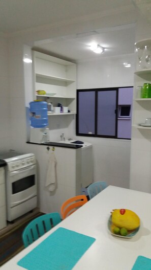 Fridge, microwave, oven, stovetop - Right on the sand (15m from Tombo Beach) Modern and Cozy (Guarujá)