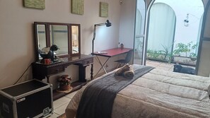 1 dormitori, planxa i posts de planxar, wifi i roba de llit