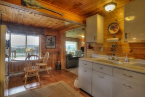 Fridge, microwave, coffee/tea maker, toaster - 🐾Digby's Overlook - Small cabin just minutes from downtown Rangeley, dog friendly (Rangeley)