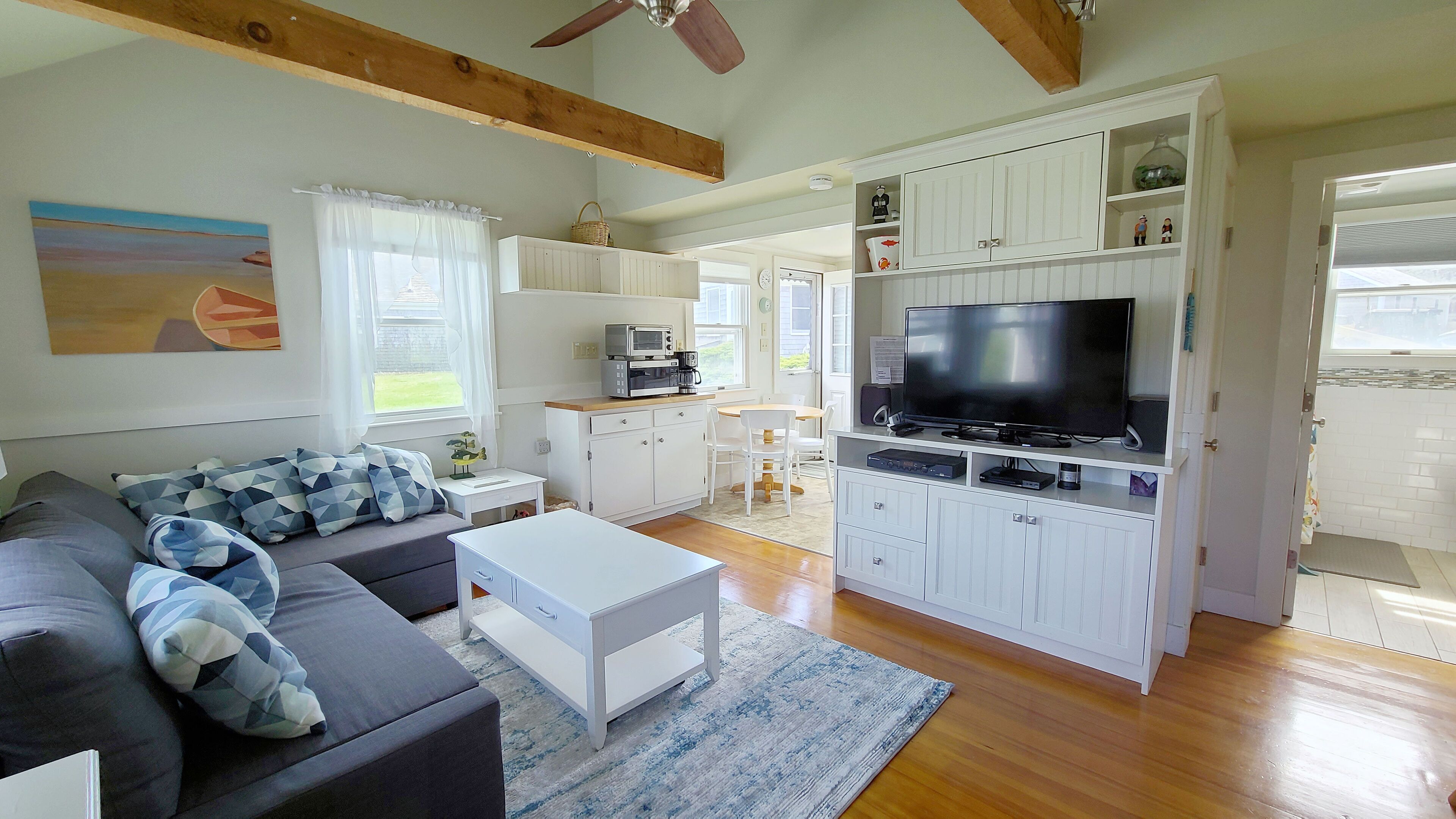 2BD Waterfront Cottage at Mayo Beach--Private Association Beach, Walk to Town Pier