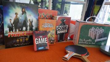 Een tafel met verschillende gezelschapsspellen en een pingpongracket.