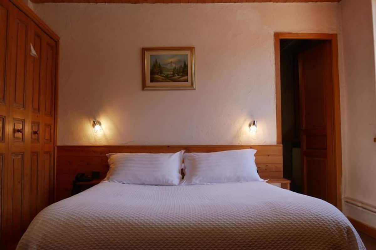 classic double room, 1 queen bed, non smoking | in-room safe, individually decorated, individually furnished, desk