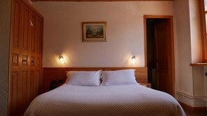 Klassieke tweepersoonskamer, 1 queensize bed, niet-roken | Een kluis op de kamer, individueel gedecoreerd, individueel gemeubileerd