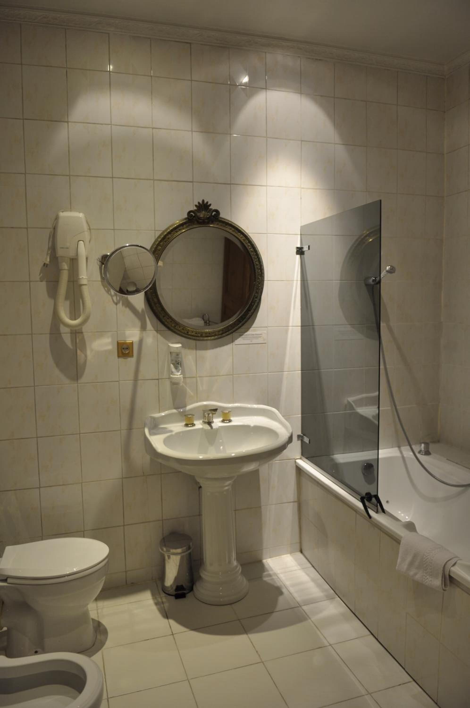 free toiletries, towels