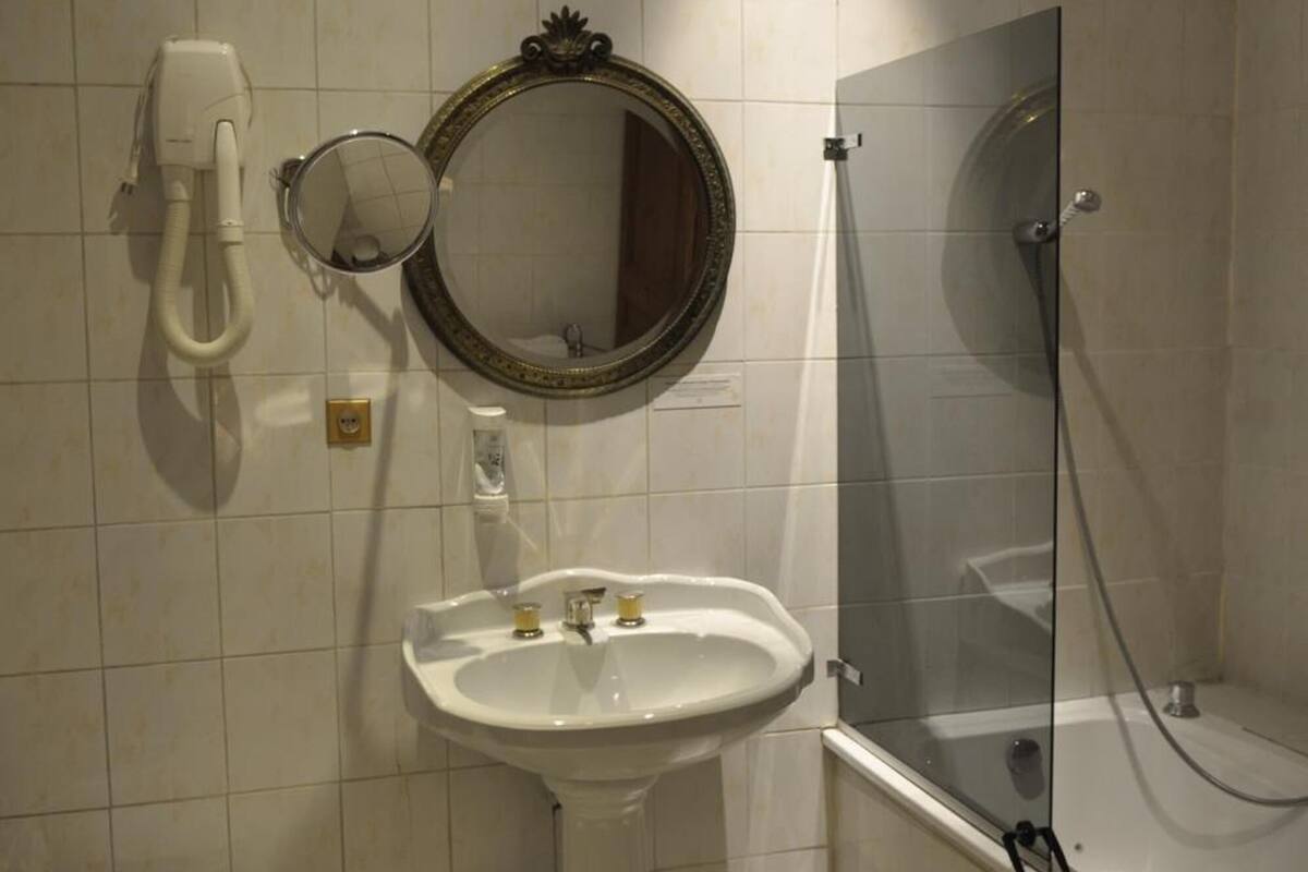 free toiletries, towels