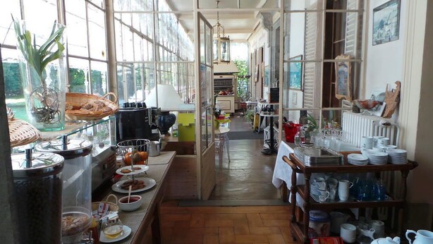 Un couloir étroit, avec un coin cuisine d’un côté, comprenant un buffet garni de différents plats et une table à manger.