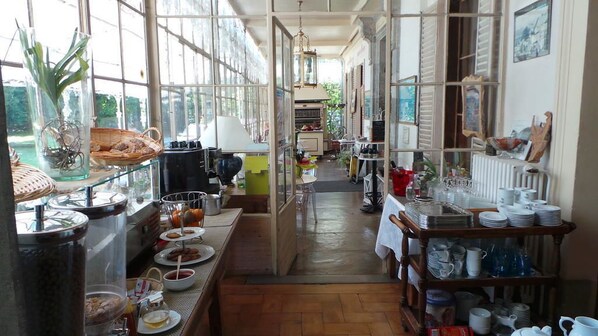 Tägliches Frühstücksbuffet (14 EUR pro Person)