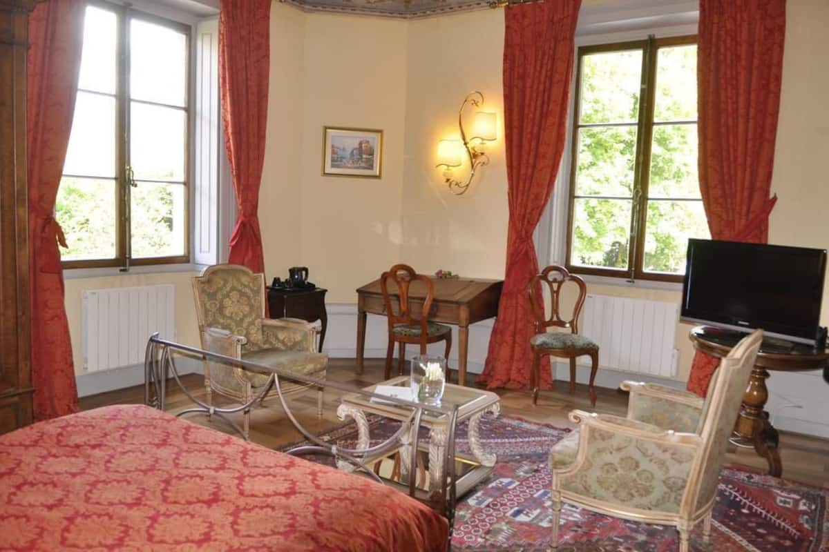 superior double room, 1 queen bed, non smoking | in-room safe, individually decorated, individually furnished, desk