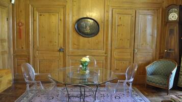 Safe på rommet, individuelt dekorert, individuelt innredet og skrivebord