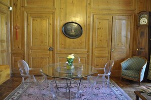 In-room safe, individually decorated, individually furnished, desk - Hotel du Parc - Manoir du Baron Blanc (Faverges-Seythenex)