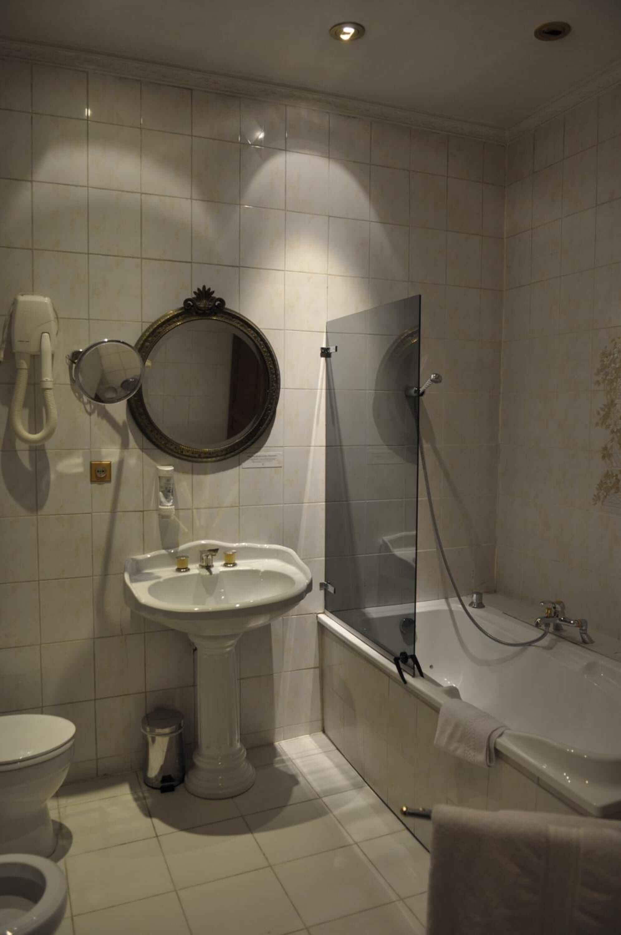 free toiletries, towels