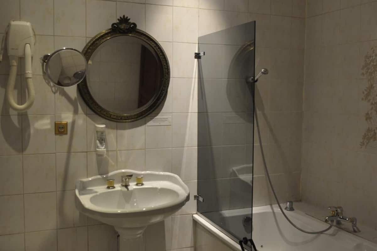 free toiletries, towels